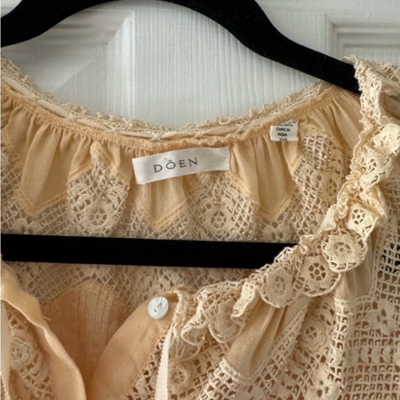 Doen Lace Trimmed creamy Beigy-peach Blouse medium - Picture 2 of 3